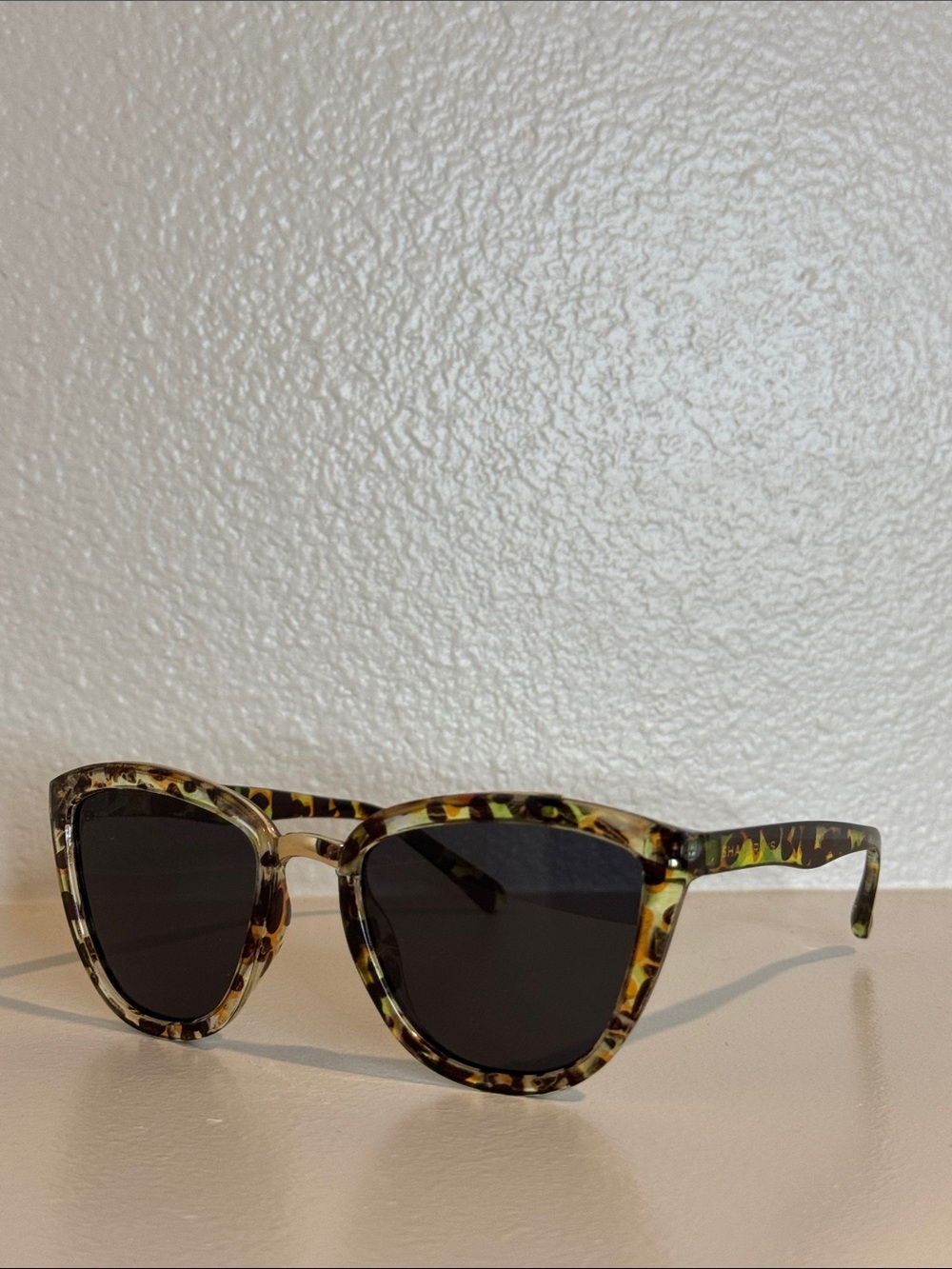SHADYRAYS Shady Rays Tortoiseshell Cat-Eye Sunglasses - Black Lenses Polarized - Picture 2 of 5